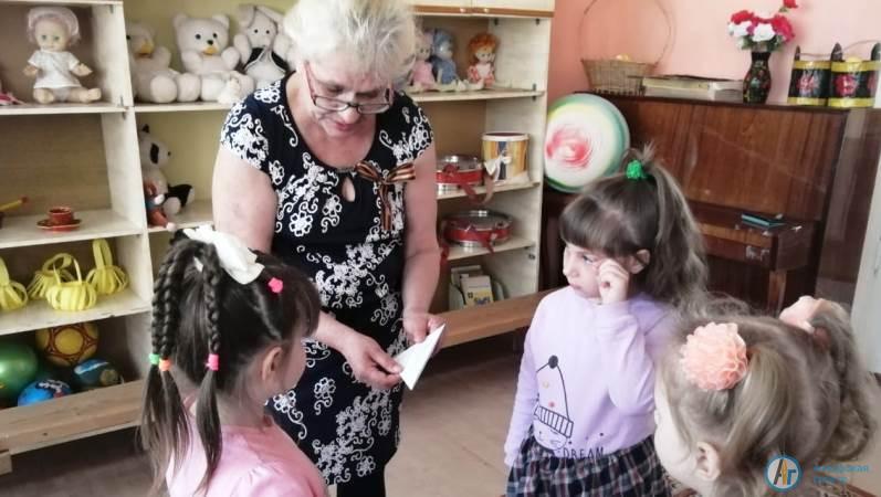Воспитанников детского сада в Приречном познакомили с шедеврами живописи.