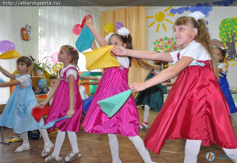 Воспитателей и ветеранов детского «Ромашка» поздравили «Капитошки» (ФОТО)
