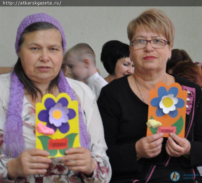 Воспитателей и ветеранов детского «Ромашка» поздравили «Капитошки» (ФОТО)