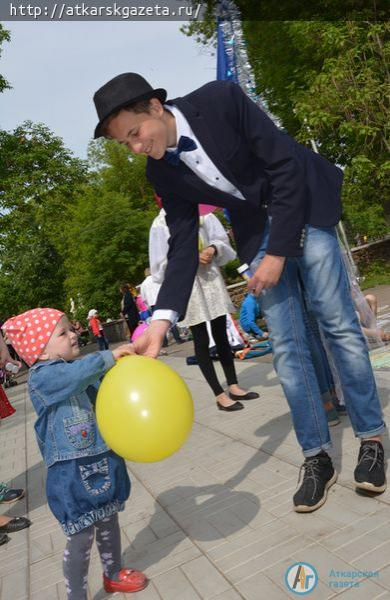 Воздушные шары и музыкальные сказки получили дети в подарок (ФОТО)