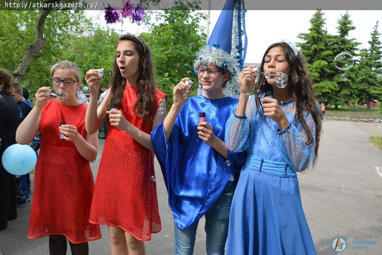 Воздушные шары и музыкальные сказки получили дети в подарок (ФОТО)