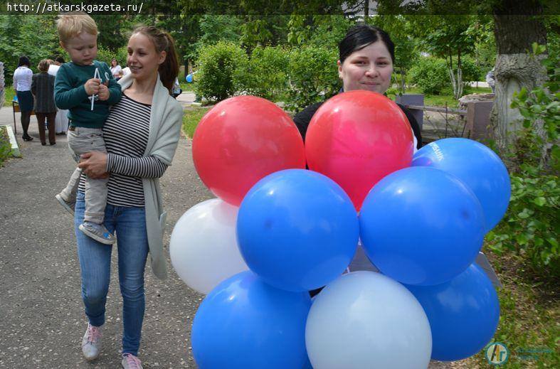Воздушные шары и музыкальные сказки получили дети в подарок (ФОТО)