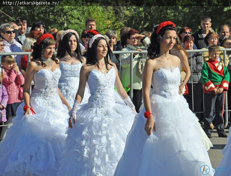 Впервые в Аткарске состоялся парад невест (Фото)