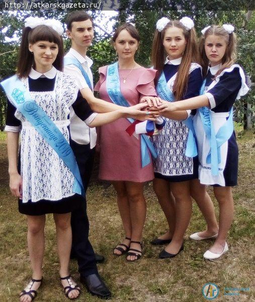 Выпускники Озерной школы возложили цветы к памятнику солдатам войны