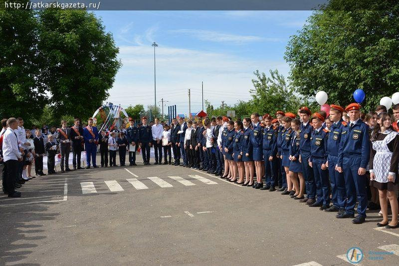 Выпускники школы №10 подсластили расставание цветами и шоколадными корзинками (ФОТО)