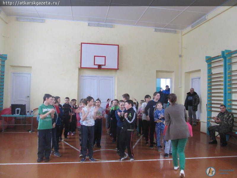 Выпускники школы разных лет «утерли нос» старшеклассникам (ФОТО)