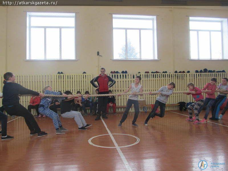 Выпускники школы разных лет «утерли нос» старшеклассникам (ФОТО)
