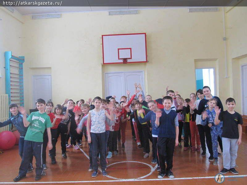 Выпускники школы разных лет «утерли нос» старшеклассникам (ФОТО)