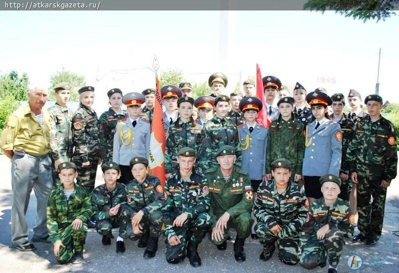 Выпускники военно-патриотического клуба "Каскад" попрощались со знаменем