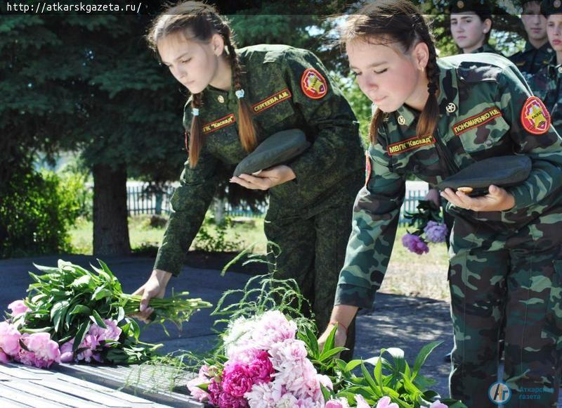 Выпускники военно-патриотического клуба "Каскад" попрощались со знаменем