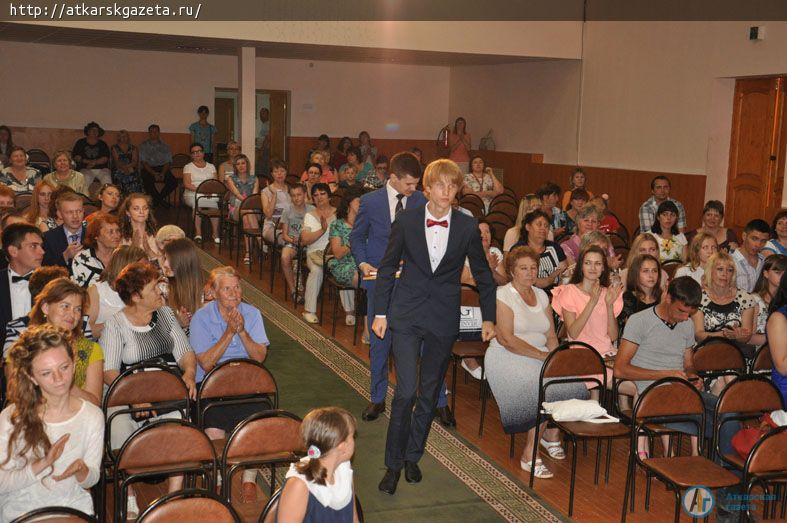 Выпускников пяти школ поблагодарили за активную жизненную позицию (ФОТО)