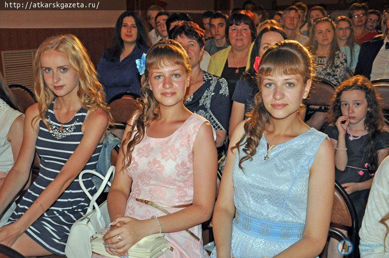 Выпускников пяти школ поблагодарили за активную жизненную позицию (ФОТО)