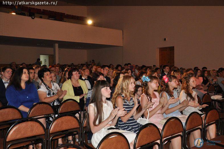 Выпускников пяти школ поблагодарили за активную жизненную позицию (ФОТО)