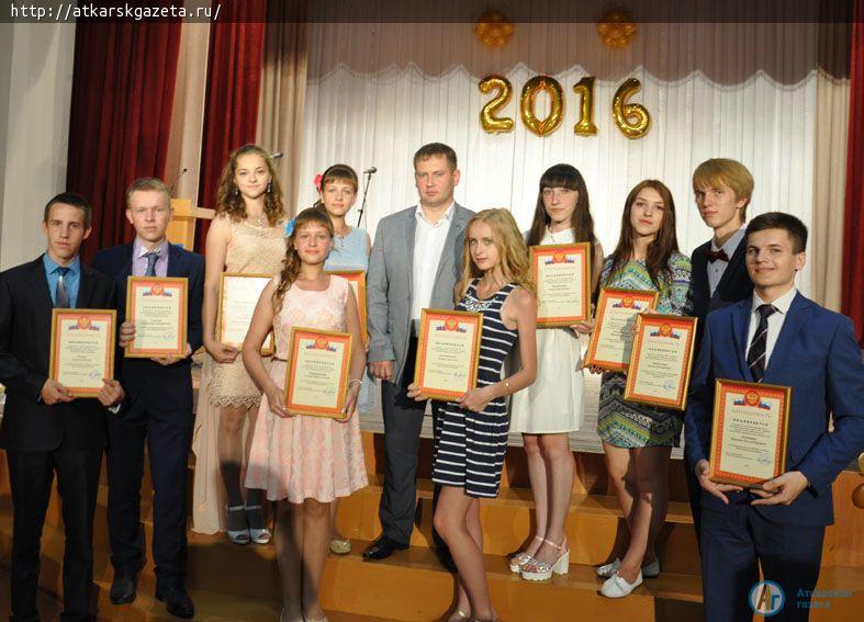 Выпускников пяти школ поблагодарили за активную жизненную позицию (ФОТО)
