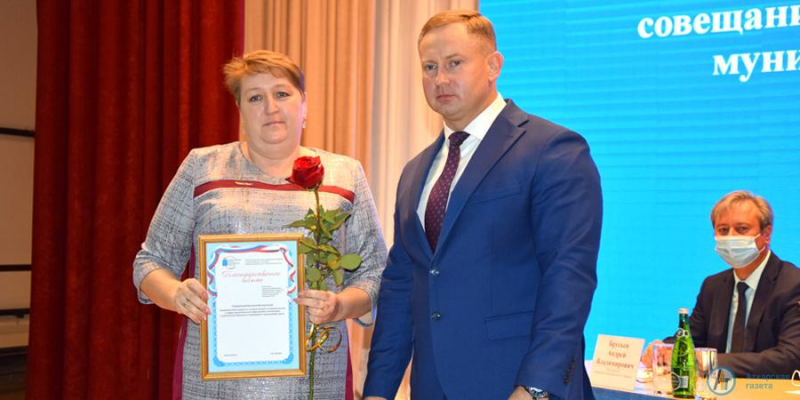 Высокие награды вручены аткарским учителям