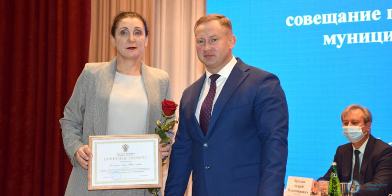 Высокие награды вручены аткарским учителям