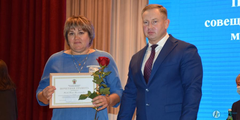 Высокие награды вручены аткарским учителям