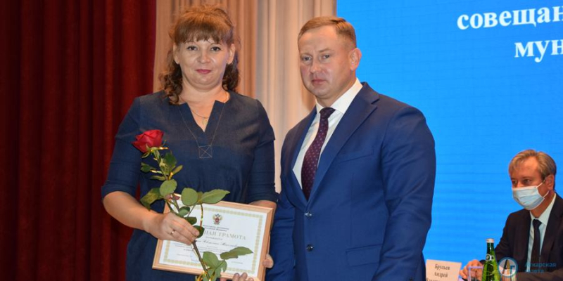 Высокие награды вручены аткарским учителям