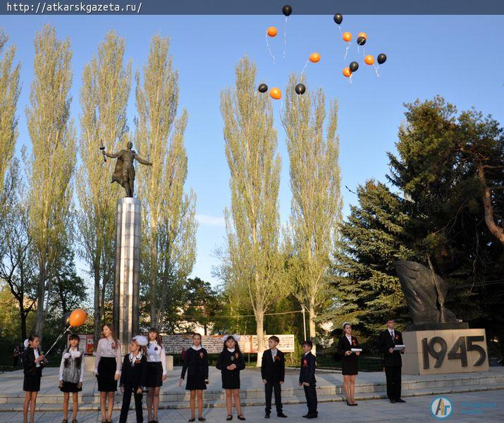 За 4 дня до праздника Победы аткарчане зажгли свечи у мемориала Славы (ФОТОРЕПОРТАЖ)
