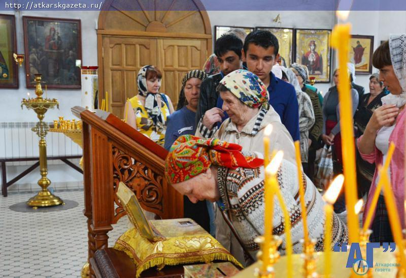 За час около 500 аткарчан поклонились мощам Матроны Московской (ФОТО)