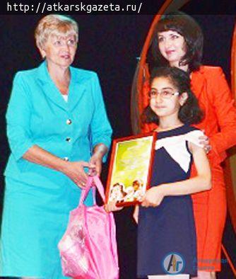За лучший плакат аткарская школьница получила роликовые коньки