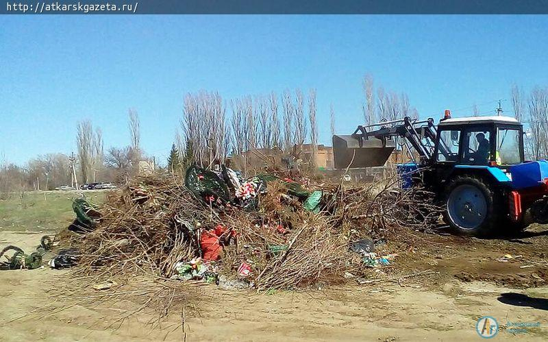 За пару часов с залинейного кладбища вывезли 6 КамАЗов мусора (ФОТО)
