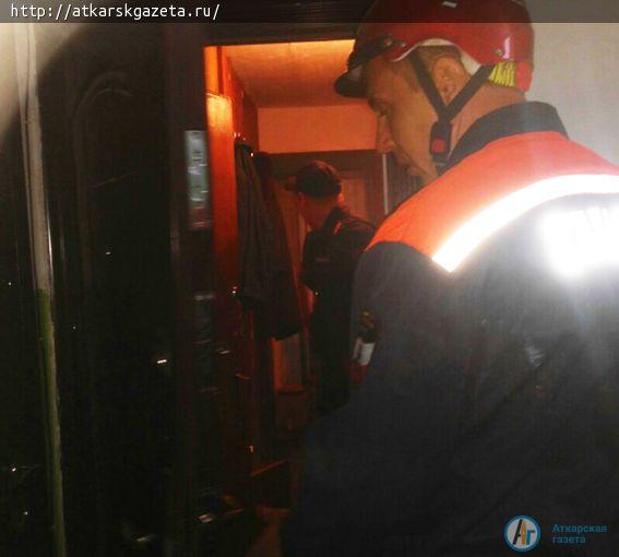 За вскрытой  дверью спасатели обнаружили труп женщины