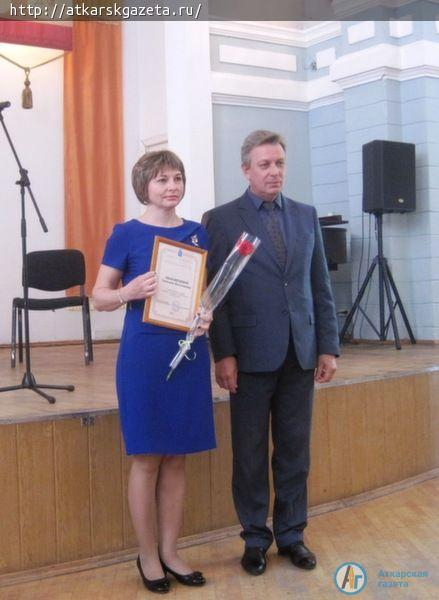Заместитель министра культуры области наградил трех аткарских библиотекарей
