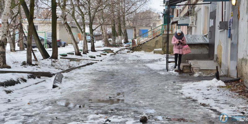 Заморозки грозят сделать тротуары непроходимыми 