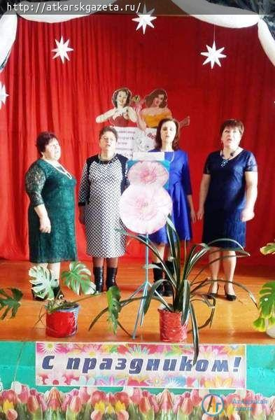 Женщинам Умета торжественно пожелали счастья каждый день
