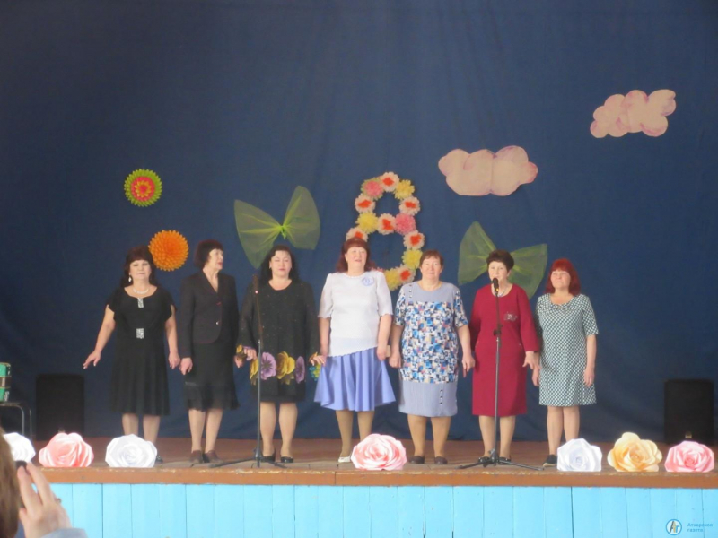 Женщины Озерного принимали поздравления от юных артистов