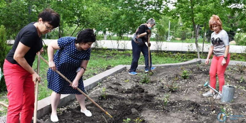 Женсовет заложил в аткарском  парке розовую клумбу