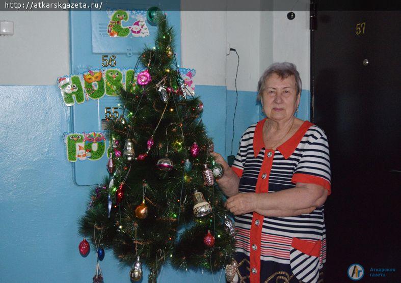 Жильцы дома №41 на улице Революционной украсили подъезд к Новому году