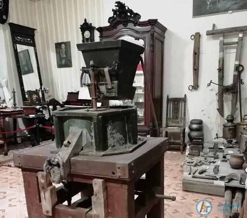 Житель Аткарска передал музею домашнюю мельницу