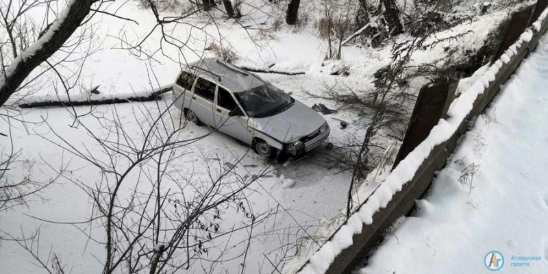 Житель Прокудино не удержал авто на дороге и попал в больницу