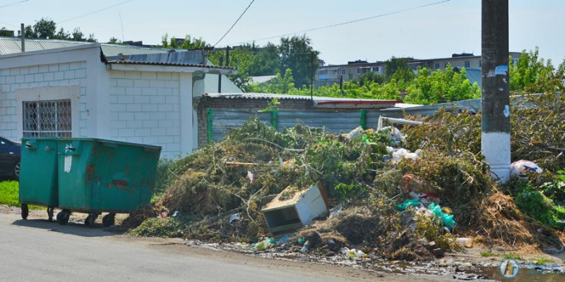 Жители Аткарска недовольны работой мусоровывозящей компании