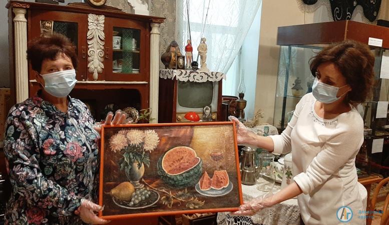 Жители Аткарска передают в музей картины и награды