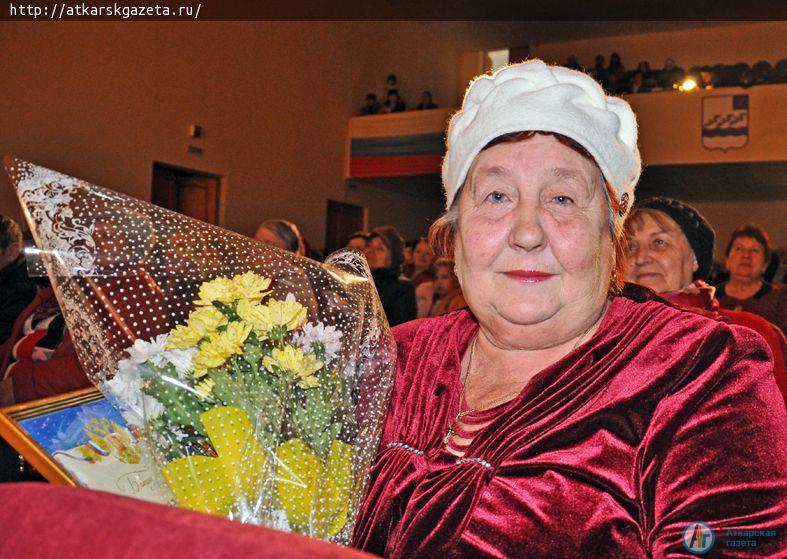 Жители Аткарского района торжественно поздравили мам (Фоторепортаж)