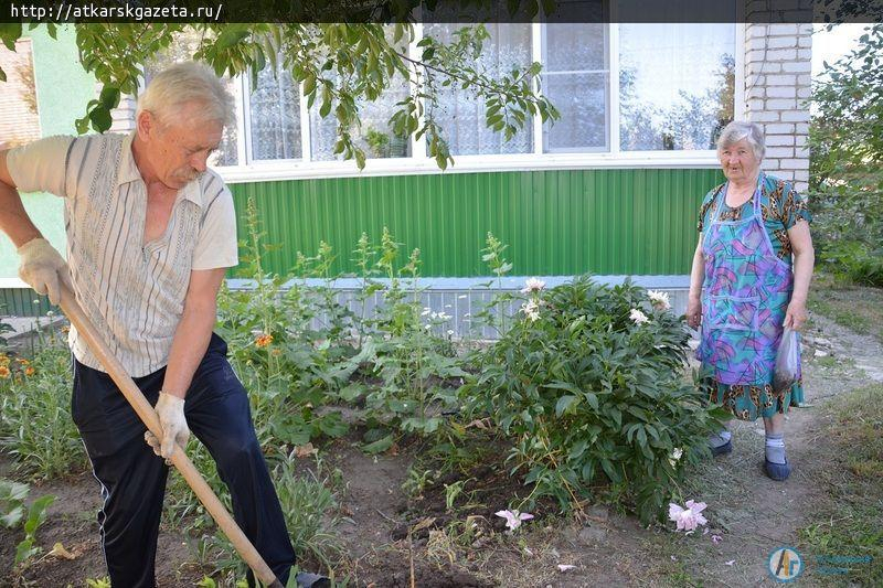 Жители четырех домов Залинейного микрорайона дружно ухаживают за цветниками