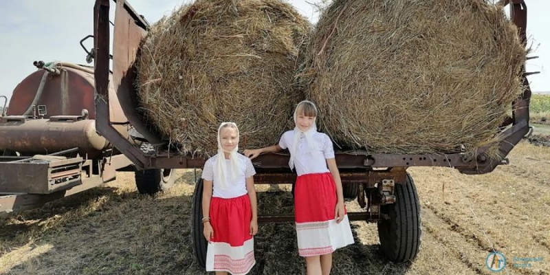 Жители Даниловки караваем и песнями поклонились хлеборобам