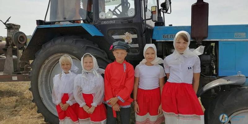 Жители Даниловки караваем и песнями поклонились хлеборобам