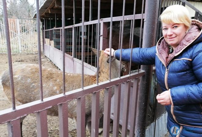 Жители Даниловки накормили зверей в зоопарке