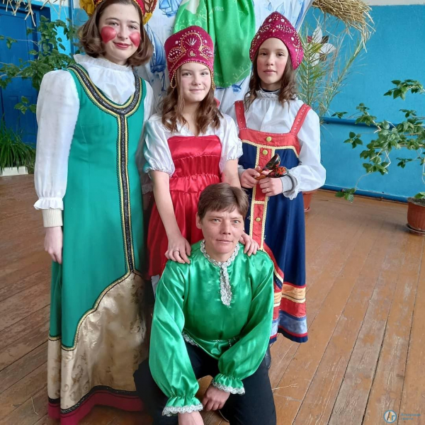 Жители Лопуховки на лошадях катались блинами угощались