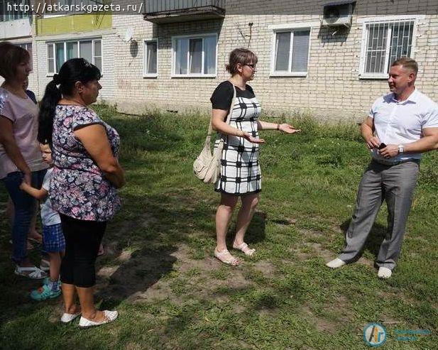 Жители многоэтажек попросили главу района помочь в благоустройстве детской площадки