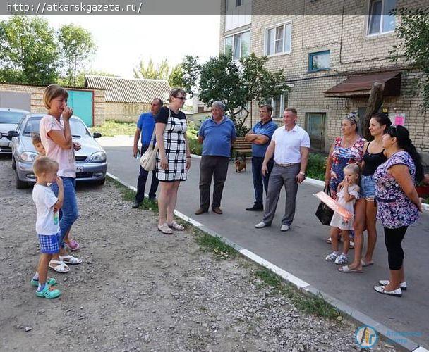 Жители многоэтажек попросили главу района помочь в благоустройстве детской площадки