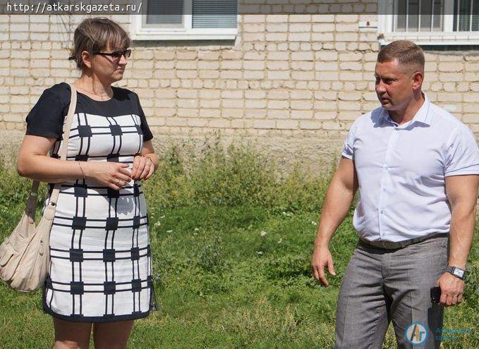 Жители многоэтажек попросили главу района помочь в благоустройстве детской площадки