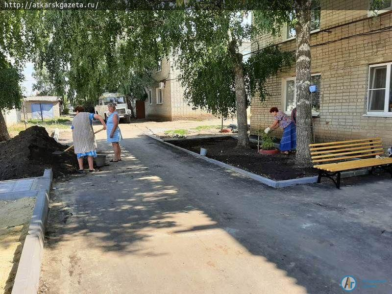 Жители отремонтированного двора на "целине" организовали субботник