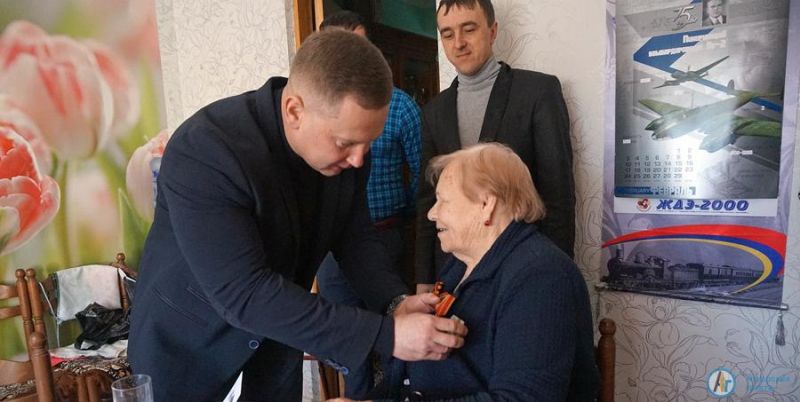 Жители Озерного и Приречного получили юбилейные медали