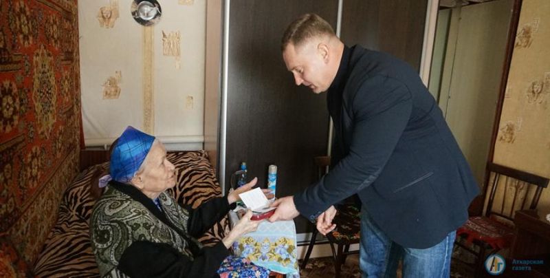 Жители Озерного и Приречного получили юбилейные медали