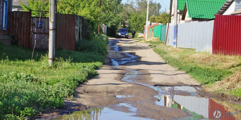 Жители пожаловались главе района на протечку на улице Весенней